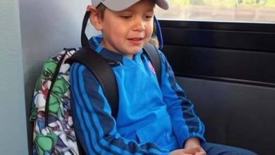 Photo of Every Morning, He Sat Alone Crying on the Bus — Until One Stranger Reached Back and Changed Everything