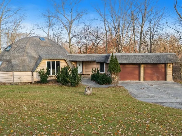 Prime Real Estate Opportunity: A Modern Sanctuary Blending Investment Value and Serene Living