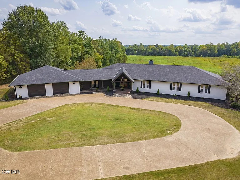 Private Country Estate with Spacious Living and Resort-Style Outdoor Setting
