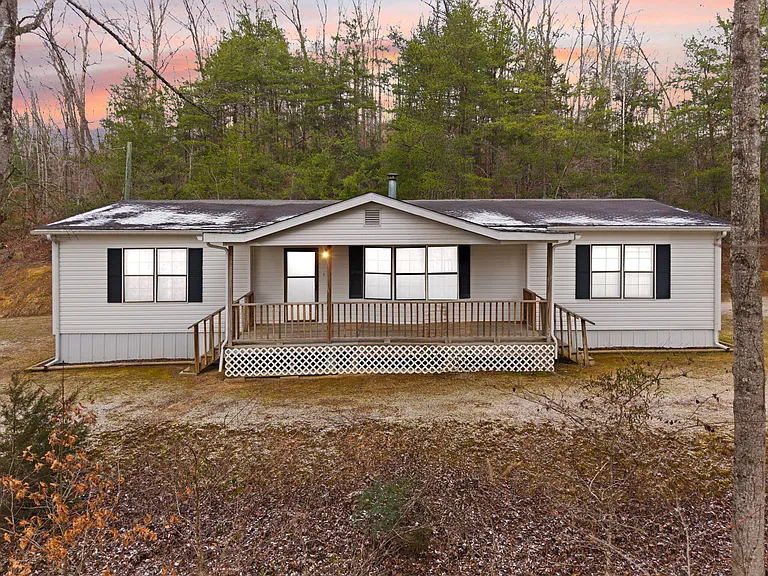 Relaxed Country Lifestyle Along Scenic Highway