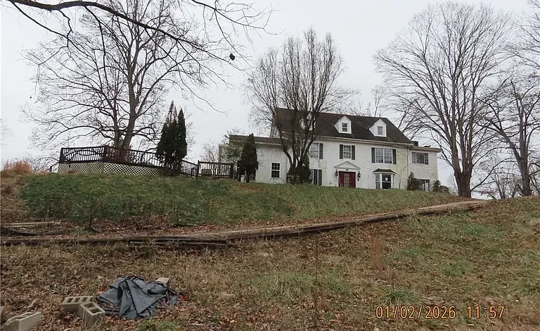 $63.900, Huntington WV, Fixer-Upper Estate – 6 Bedrooms on a Tree-Lined Lot with Huge Upside