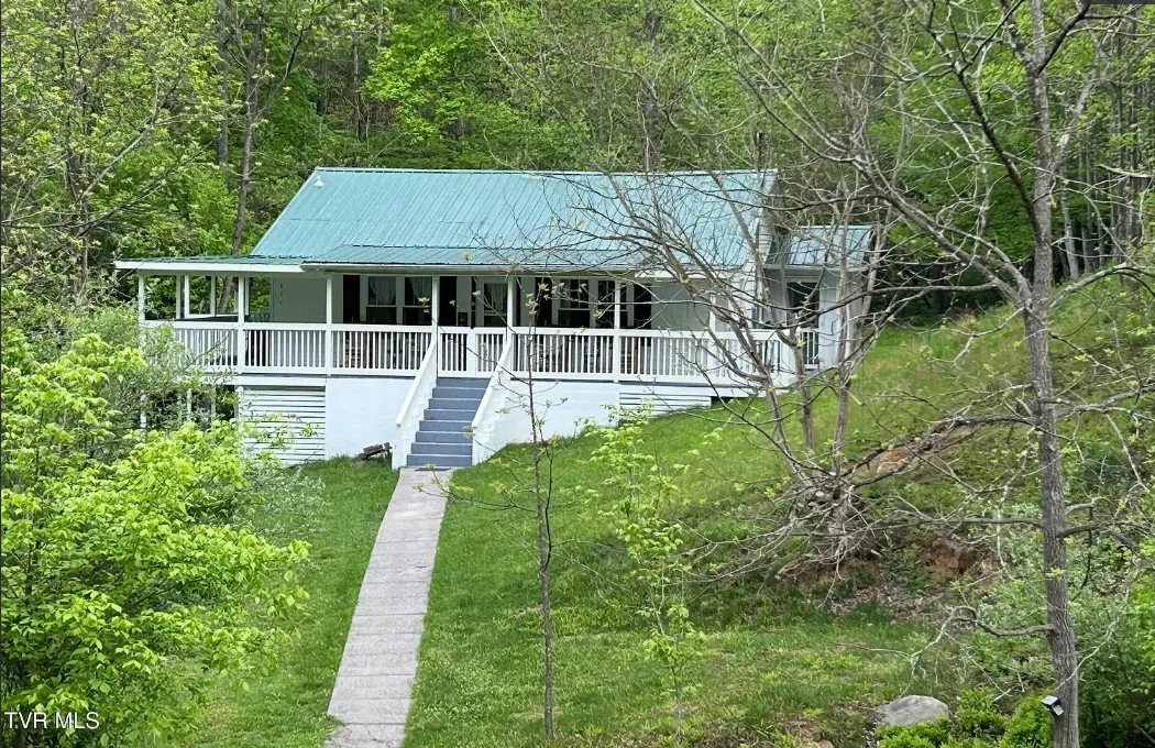 $85,000! Cute house! On 1 1/2 acres in Virginia. Has a creek!
