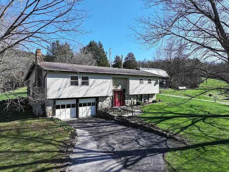 Country Living Retreat in Foster, Kentucky with Scenic Land and Privacy