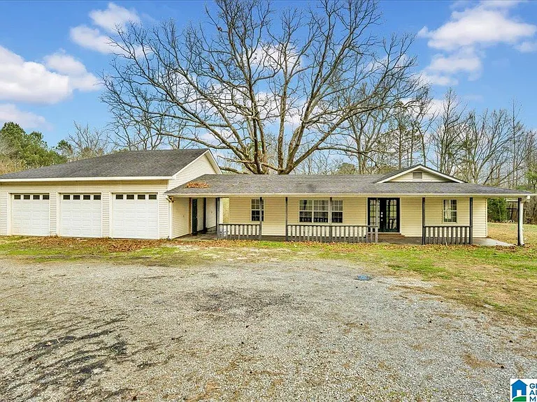 Charming Farmhouse Retreat in Oneonta Alabama with Spacious Land