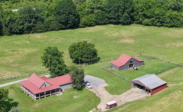 33.06 Acres of Equestrian Paradise in Woodbury, TN – A Scenic Retreat with Rustic Charm