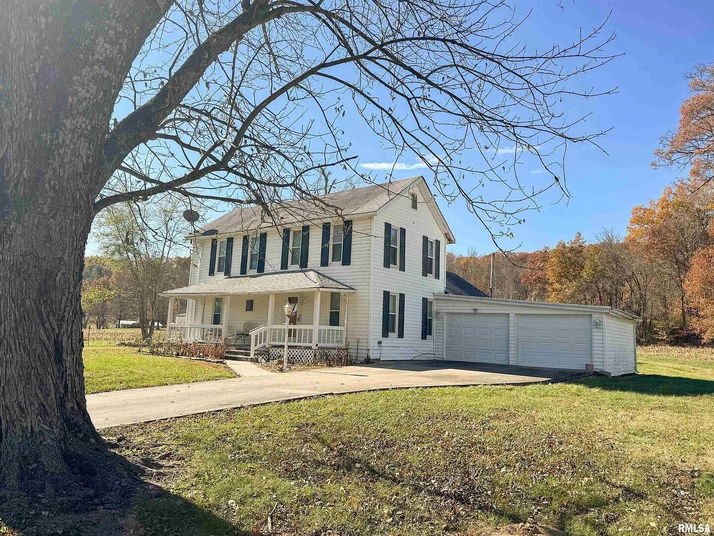 Farmhouse with 1.13 Acres in Wolf Lake, Illinois