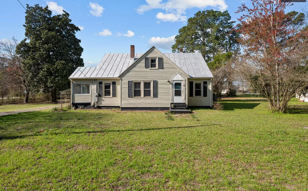 Charming 1942 Home Near the Marina in Bridgeton, North Carolina – Spacious Property with Investment Potential