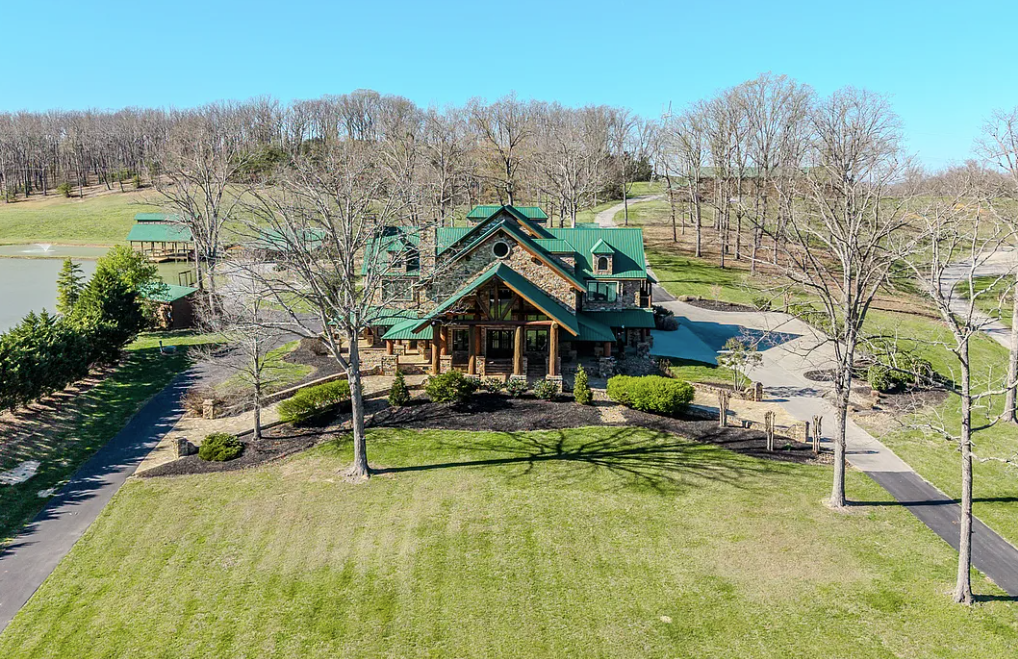 Luxury Log Home Retreat in Sweetwater Tennessee