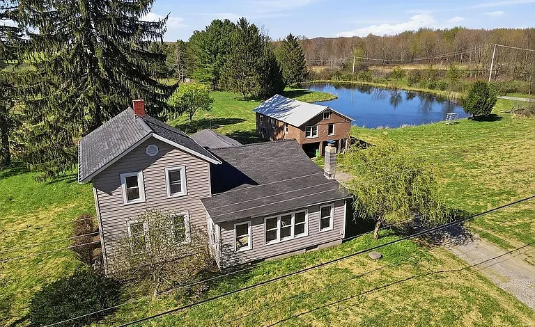 $140.000 – Fixer-Upper Farmhouse on 9 Acres with Pond & Huge Potential