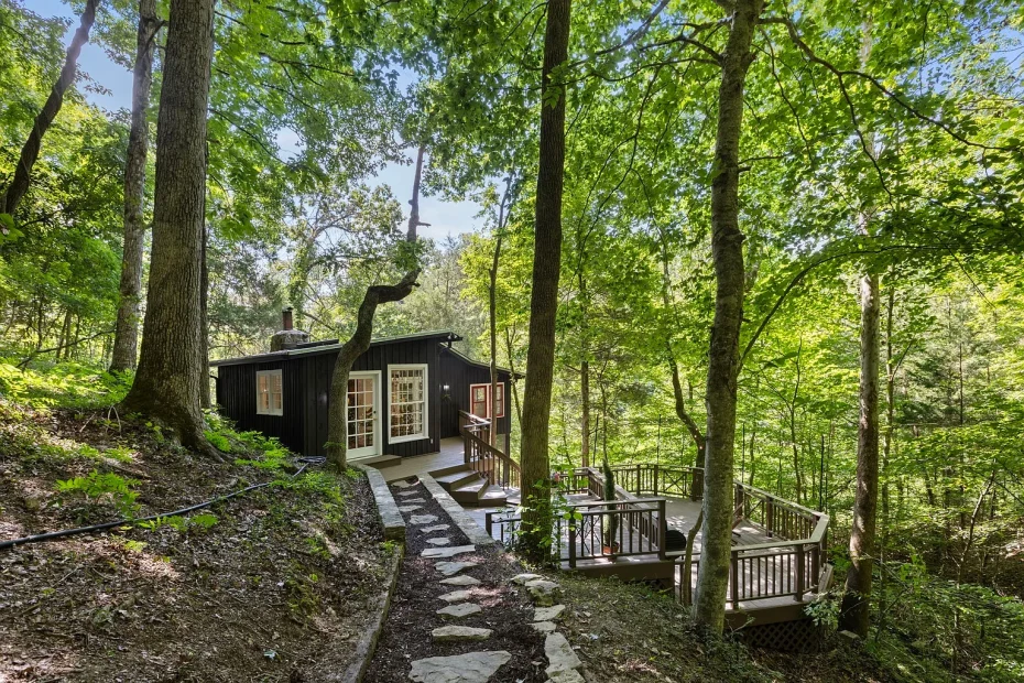 Cabin with 105 Acres in Fairview, Tennessee