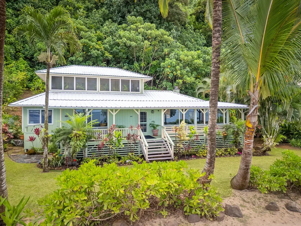 Oceanfront Hawaiian Retreat