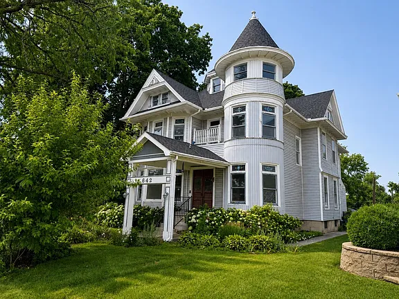 This 1892 Queen Anne Victorian in Freeport, Illinois Just Hit the Market for $89,000 — and It Has Nearly 4,000 Square Feet