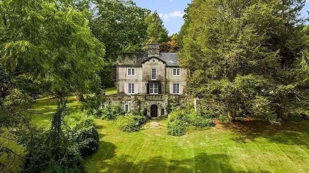 Villa Estate in Sudbury, Massachusetts