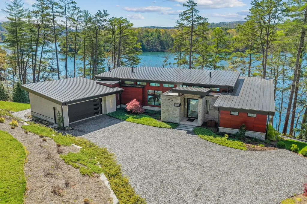 Lakefront Mountain Retreat