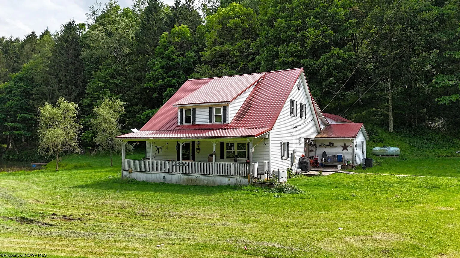 Single Family Home with 74.83 Acres in Mannington, West Virginia