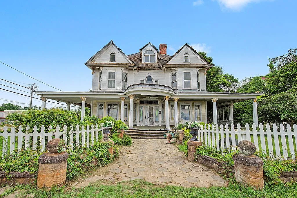 This $99,900 Victorian Mansion in Georgia Has 6 Bedrooms, 4,100 Square Feet, and a Wraparound Porch
