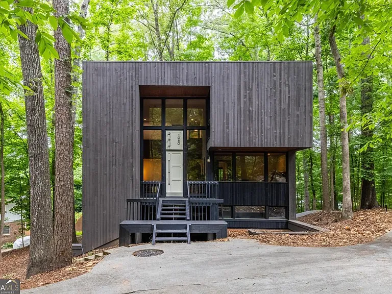 Charming Roswell Home With Peaceful Neighborhood Appeal