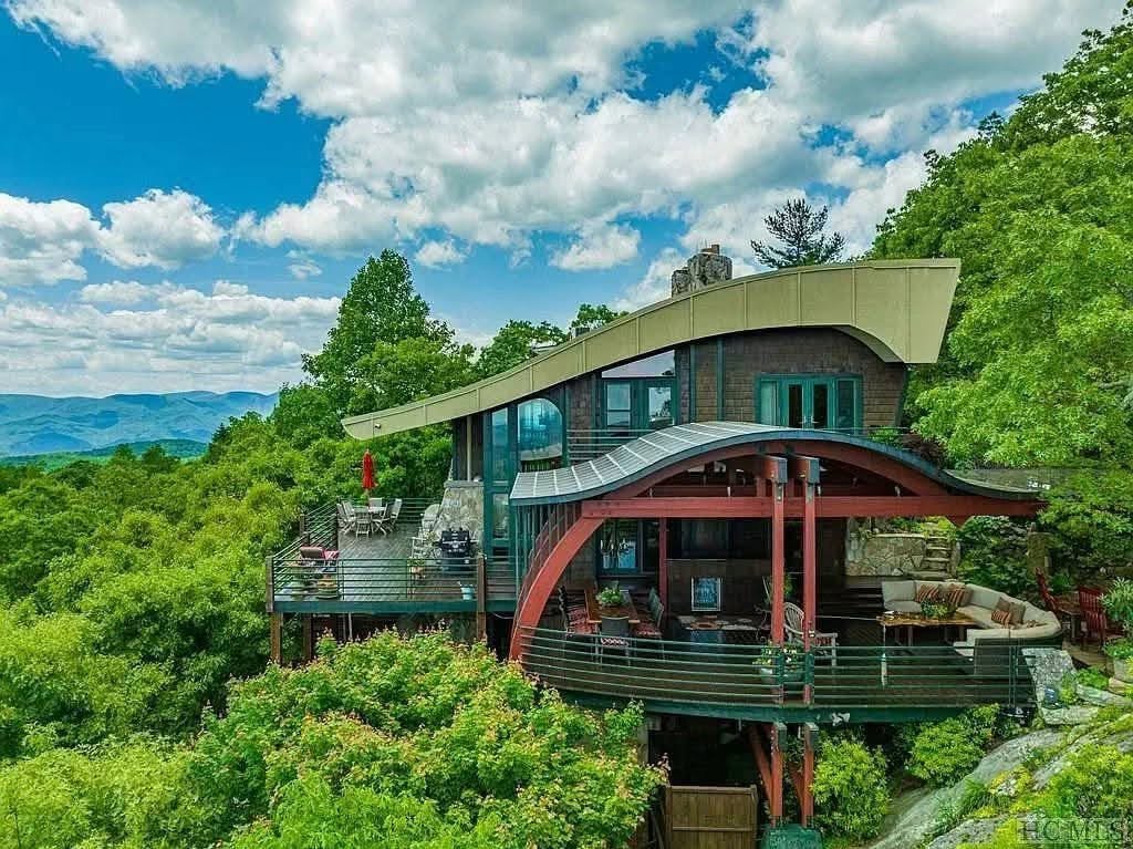 Architectural Mountain Retreat in Highlands, North Carolina