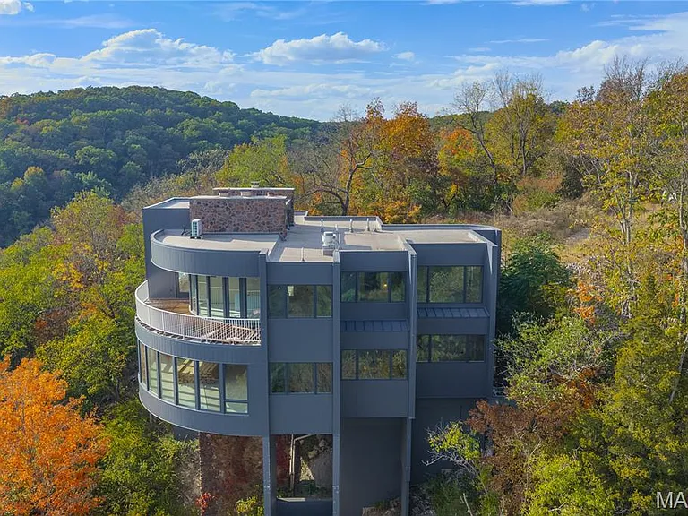 Private Contemporary Retreat in Ballwin Offers Luxury Living Surrounded by Nature