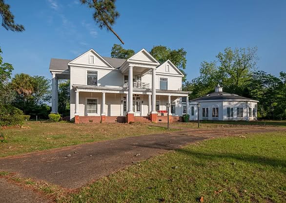 Grand Southern Estate – Timeless Craftsmanship & Unique Charm