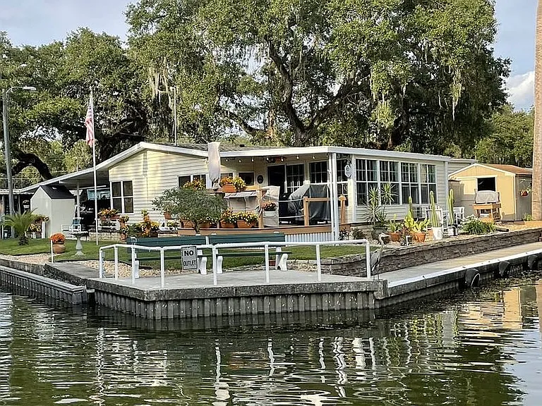 Peaceful Canal-Front Retreat in Tavares