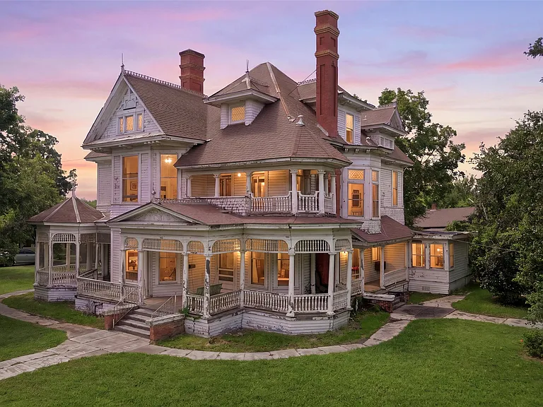 Historic Victorian Home with Charm in Marlin, Texas