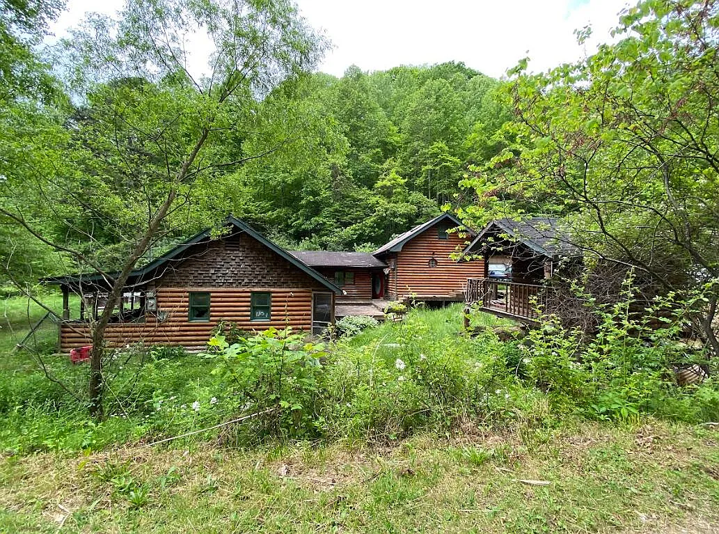 Cabin with 1.9 Acres in Whitesburg, Kentucky