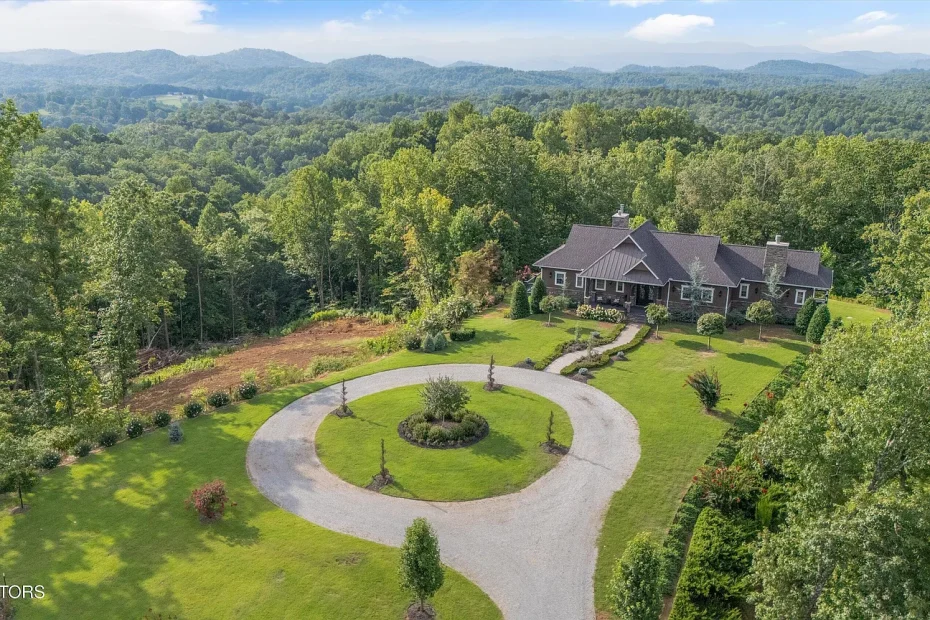 Country Home with 193 Acres in Madisonville, Tennessee