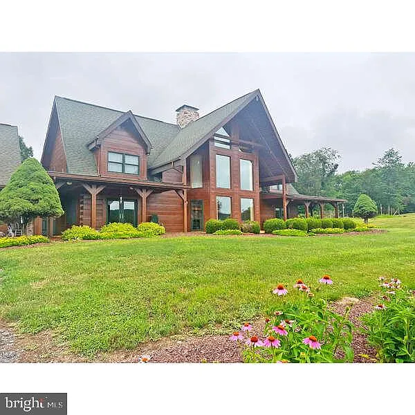 Scenic Log Cabin Retreat in Everett, Pennsylvania
