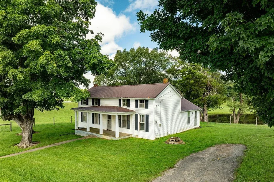 Farmhouse with 2.83 Acres in Greensburg, Kentucky