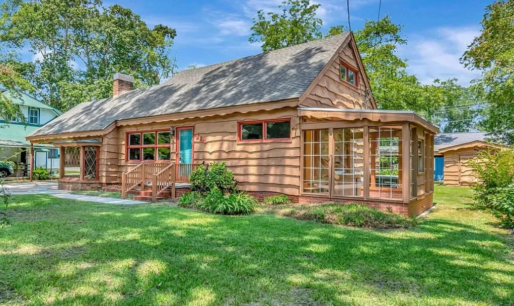 Character-Filled 1950 Home in Lumberton, North Carolina: Sunroom, Live Edge Siding and a Complete Buyer’s Guide