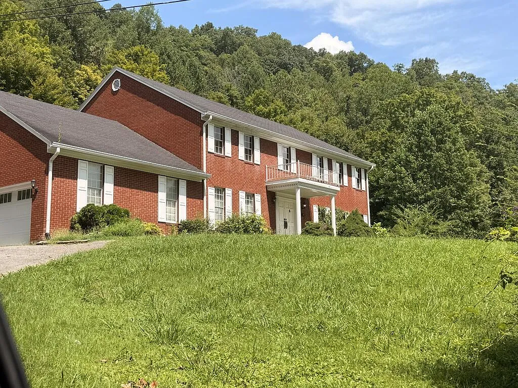 A Private 6-Acre Estate with a Pool: Inside 8246 State Highway 122 in Minnie, KY