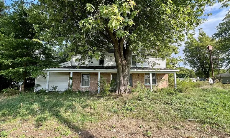 This 4 bedroom, 2 story home in Sheldon offers a fantastic opportunity for those looking to put their personal touch on a property.