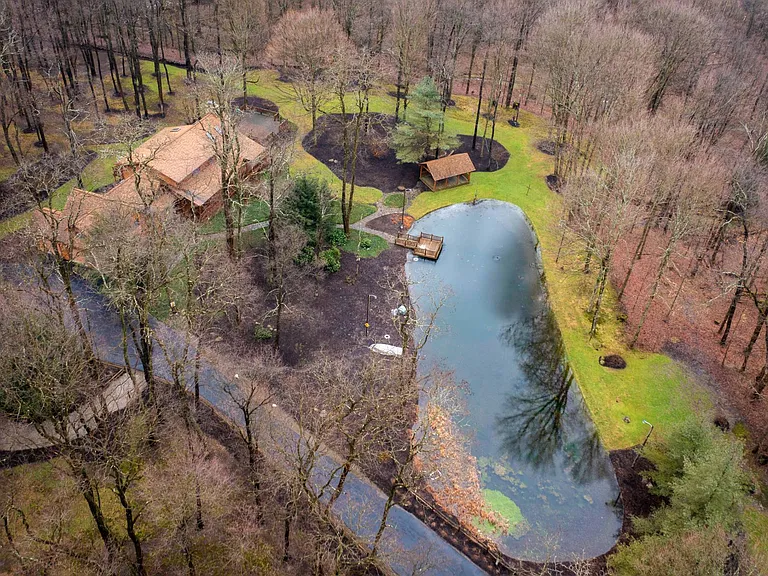4 beds 3 baths 4,933 sqft