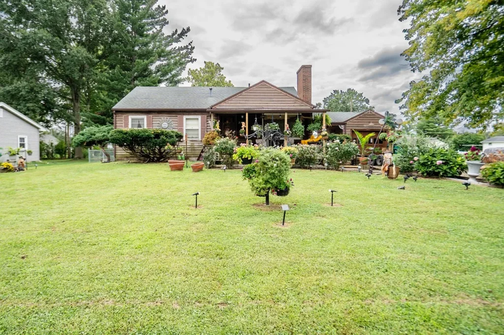 3 Beds 2 Baths 1,136 Sqft