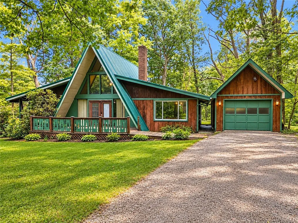 A-Frame Home with 0.38 Acres in Acme, Pennsylvania